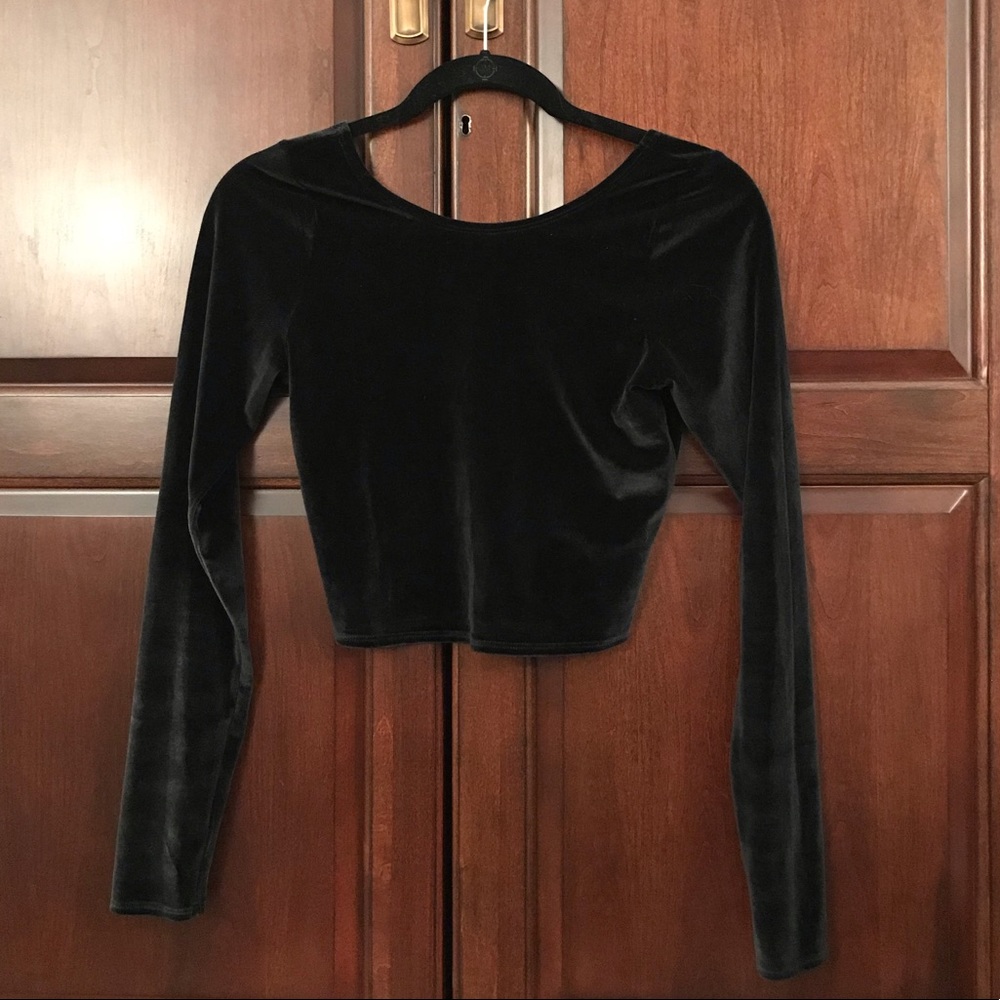 Black velvet long-sleeve crop top